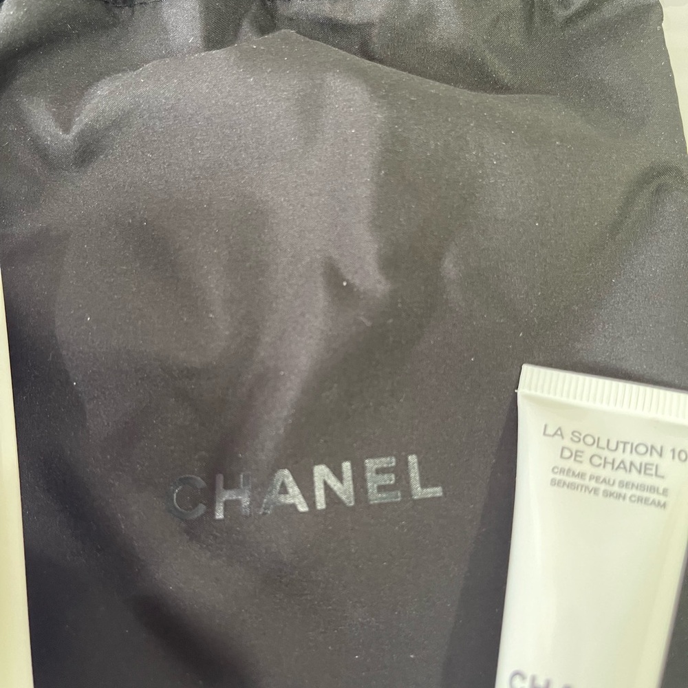 Authentic Chanel beauty nylon drawstring bag with samples - Picture 3 of 5
